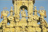 Saint Jacques dominant la facade ouest de la cathedrale de Compostelle